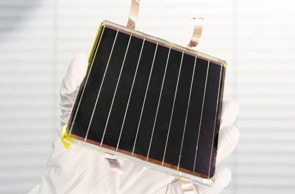 A breakthrough has been made in perovskite/crystalline silicon laminated solar cell technology 